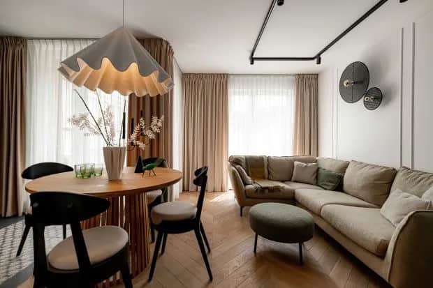 Miodowe zasłony w salonie: Jak ocieplić wnętrze? 5 pomysłów