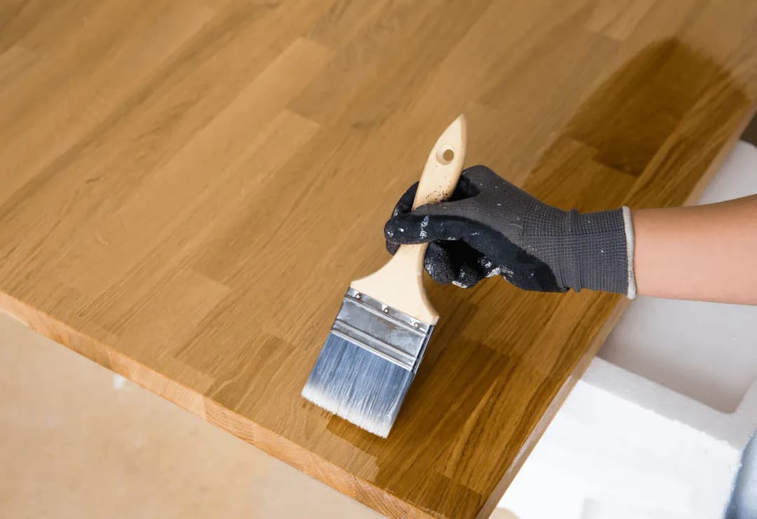 Olej do blatu kuchennego: Jak zabezpieczyć drewno na lata?