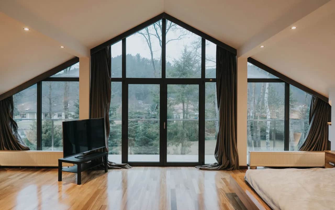 Zasłony pod skosem: 4 triki na trudne okna ze skosem