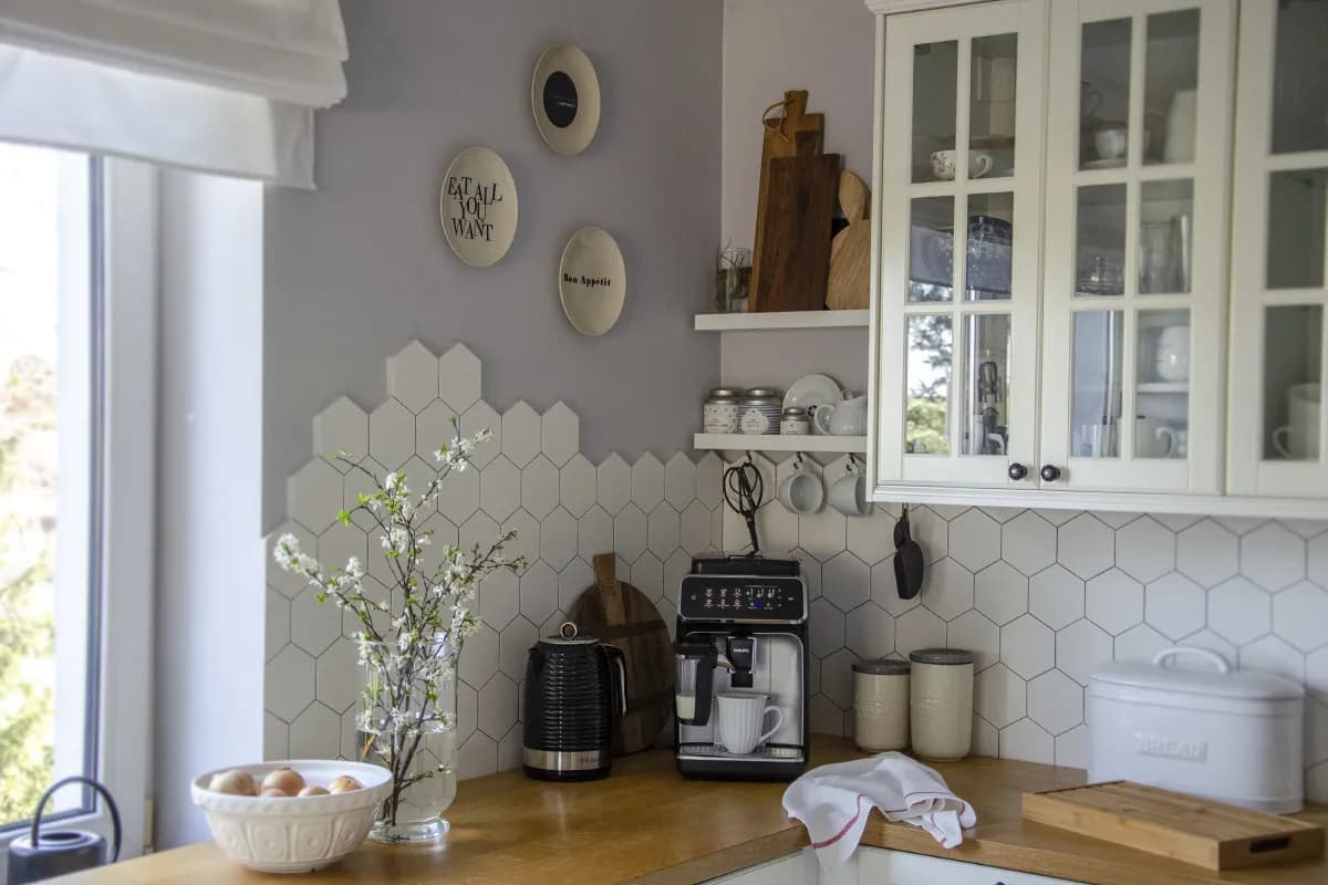 Talerze na ścianę: 7 oryginalnych pomysłów na dekoracje