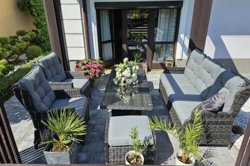 Szary taras: Jak ożywić? 6 pomysłów na kolorowe akcenty