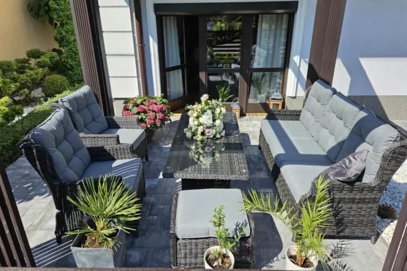 Szary taras: Jak ożywić? 6 pomysłów na kolorowe akcenty