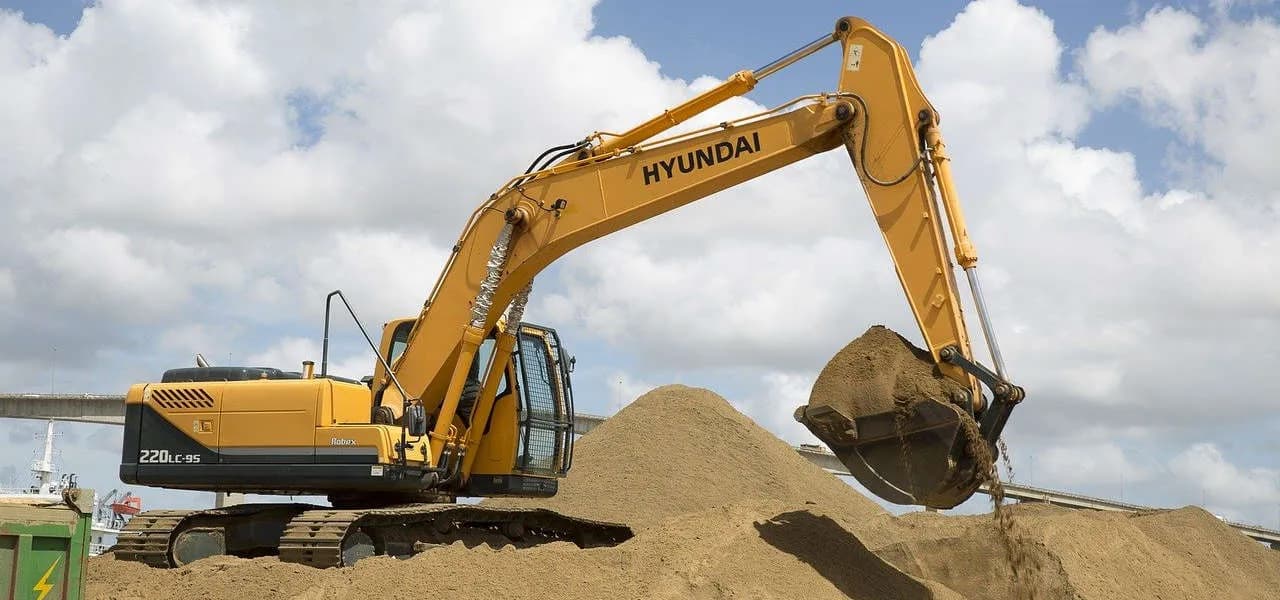 Ile zarabia operator koparki w Norwegii? Zaskakujące stawki