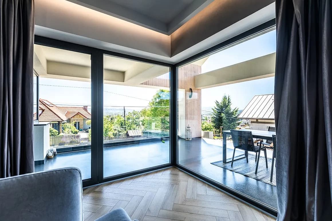 Okna antracyt wewnątrz: Hit czy kit? Opinie użytkowników