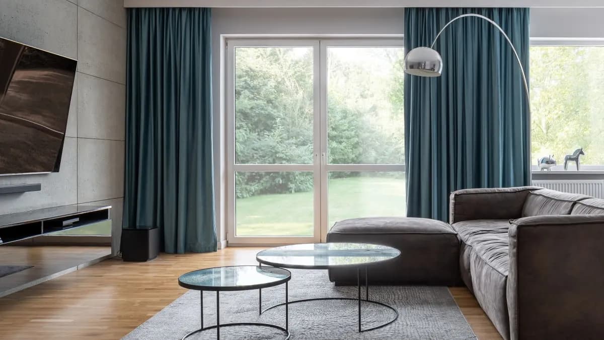 Szyna sufitowa: Jak zamontować dla idealnego efektu zasłon?