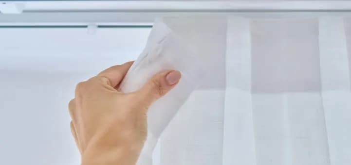 Mały karnisz: Jak zamontować i upiąć zasłony? Poradnik